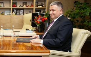 Аваков затруднился с ответом на вопрос, возможно ли инициировать запрет на вещание российских пропагандистских каналов в других странах