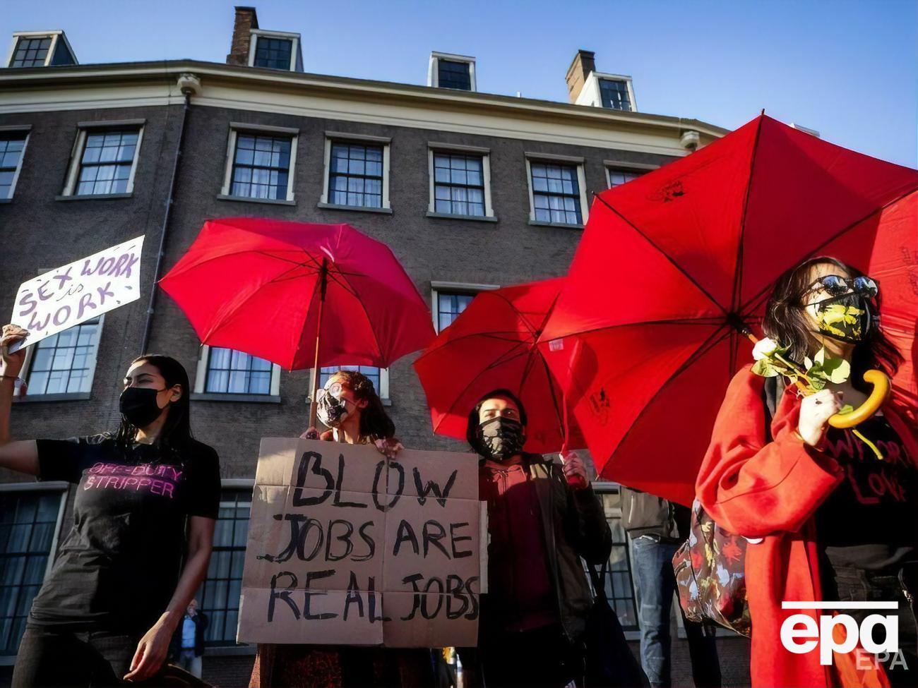 Секс-работники в Гааге требуют разрешить им работать