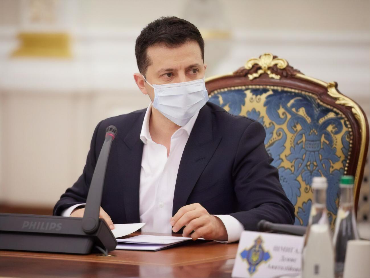 Зеленский вернул в Раду подписанный закон