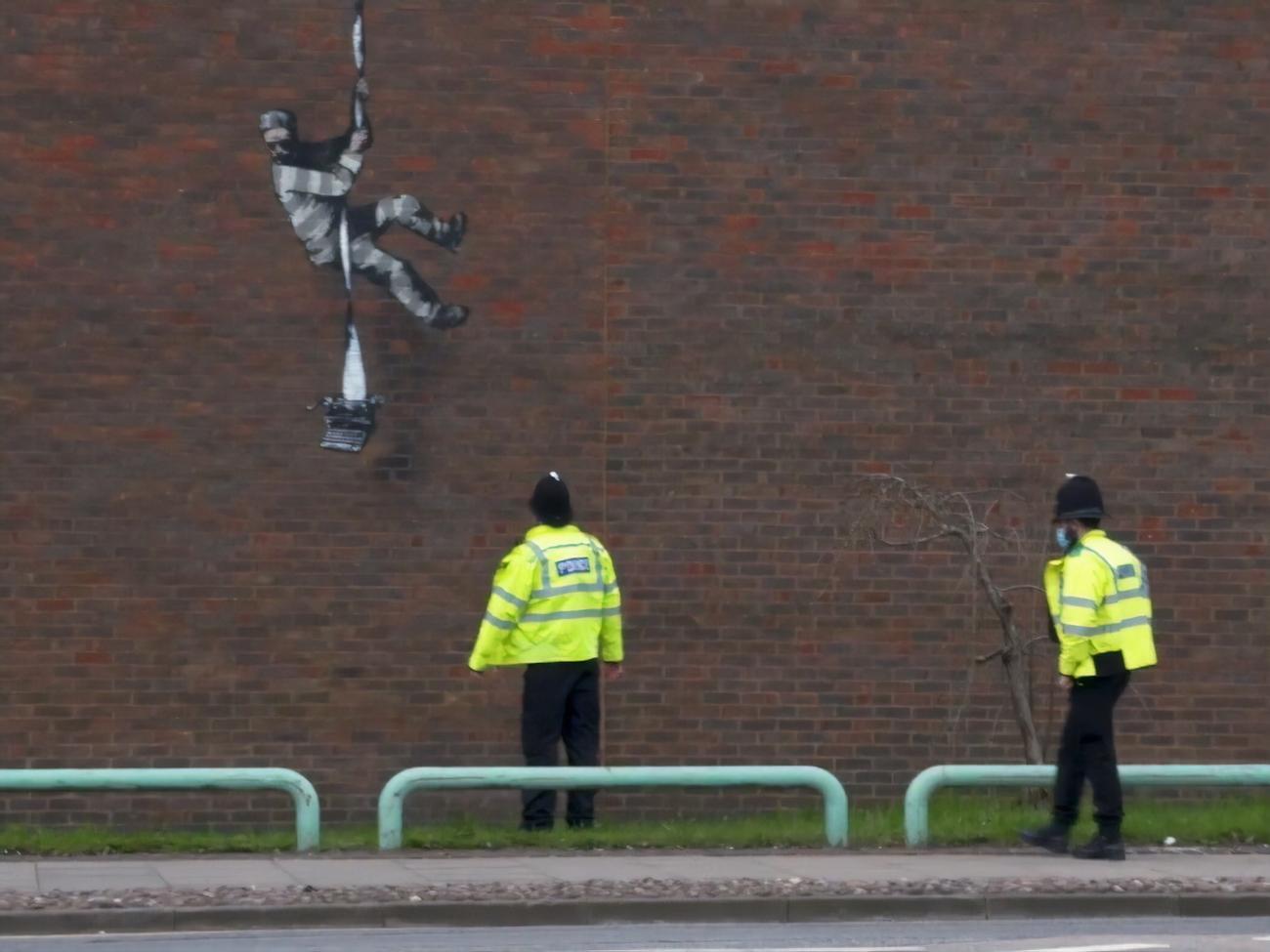 Граффити, которое называют "Побег из Редингской тюрьмы", появилось 1 марта, но авторство Бэнкси подтвердилось через несколько дней