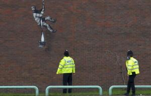 Граффити, которое называют "Побег из Редингской тюрьмы", появилось 1 марта, но авторство Бэнкси подтвердилось через несколько дней