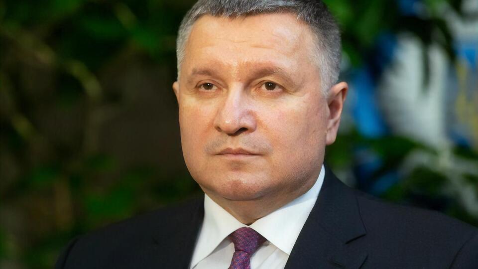 Аваков: А сейчас, получается, опять: водитель хлебовозки, со всем уважением, получает больше полицейского. И вот это грустно