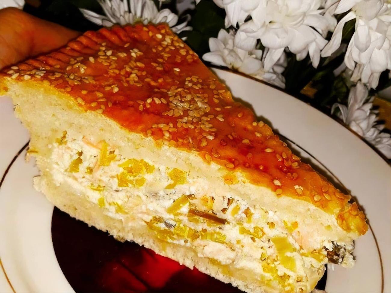 Готовый пирог можно посыпать кунжутом