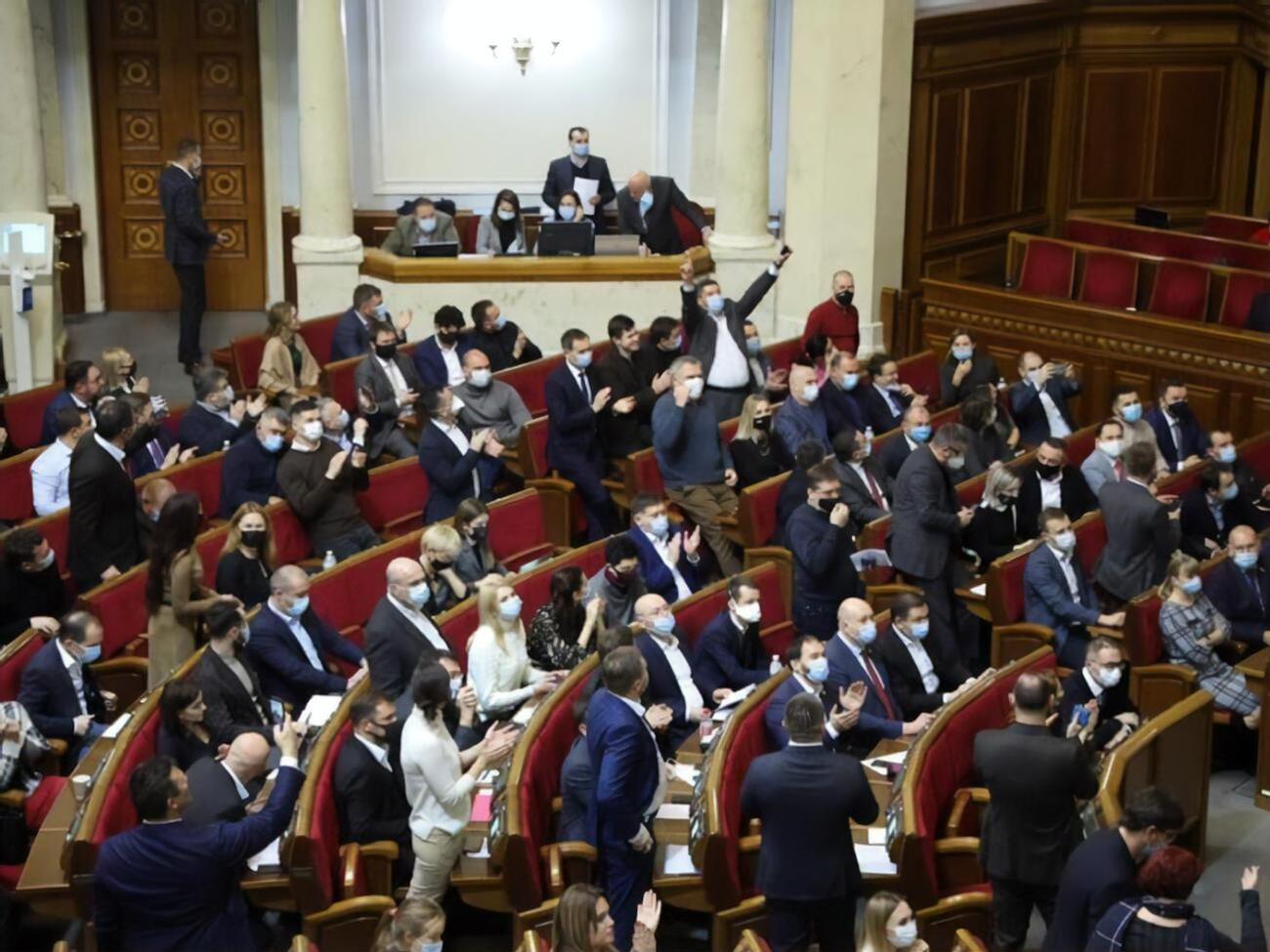 Согласно результатам опроса, в парламент проходят семь партий