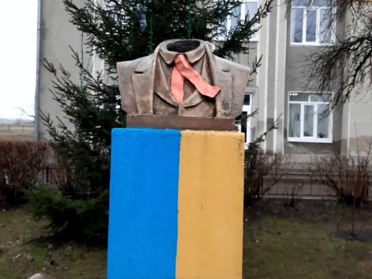 Від погруддя Шевченка відбили голову