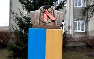 Від погруддя Шевченка відбили голову