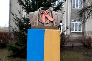 Від погруддя Шевченка відбили голову