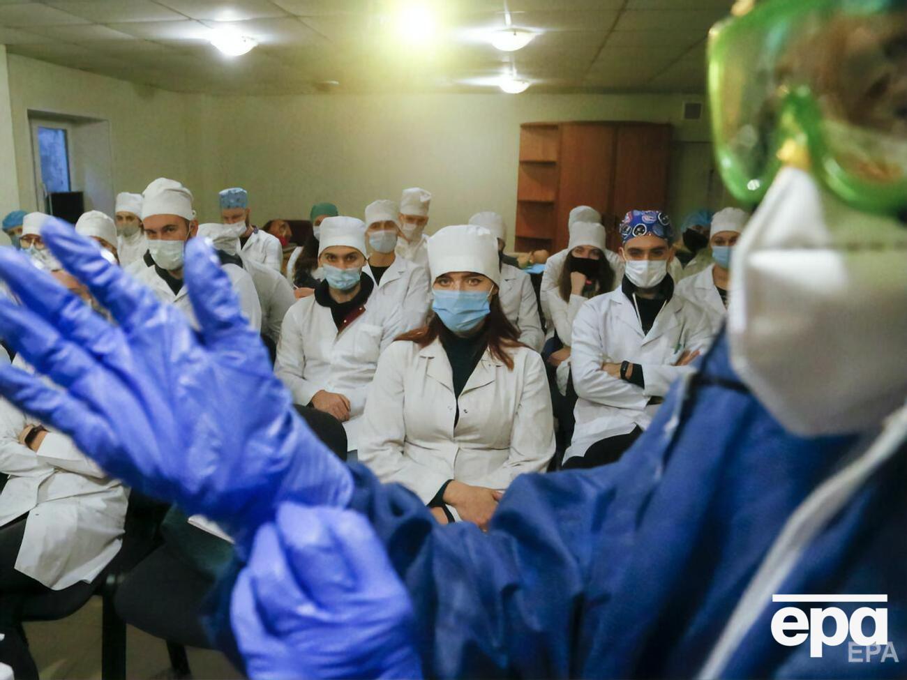 Прививки от коронавируса во Львове получили 420 медиков