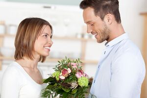 Получить цветы от мужчин на 8 Марта желают 18,3% украинских женщин