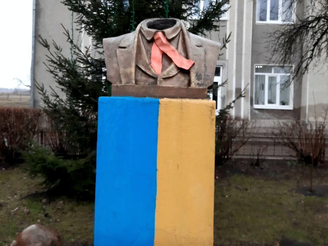 Голову с бюста Шевченко поставили около памятника
