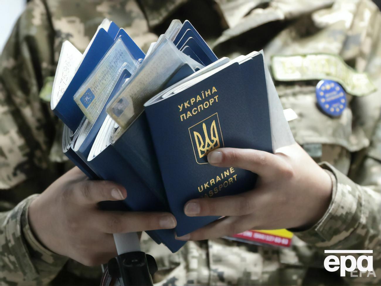 Согласно Конституции Украины, двойное гражданство в стране запрещено