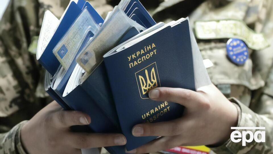 Согласно Конституции Украины, двойное гражданство в стране запрещено