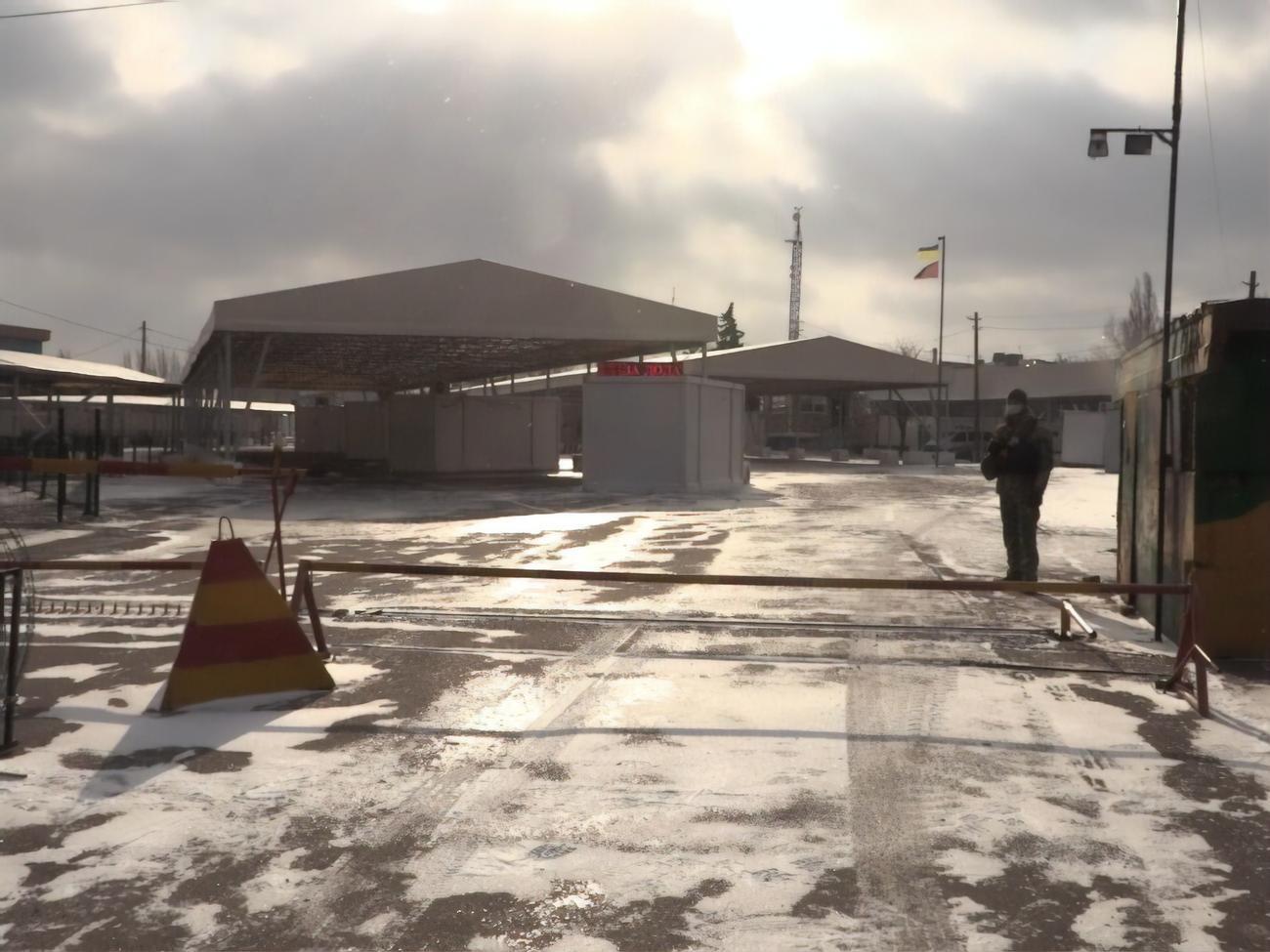 Чтобы попасть на подконтрольную украинскому правительству территорию, людям приходится занимать очередь в специальных списках