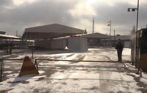 Чтобы попасть на подконтрольную украинскому правительству территорию, людям приходится занимать очередь в специальных списках