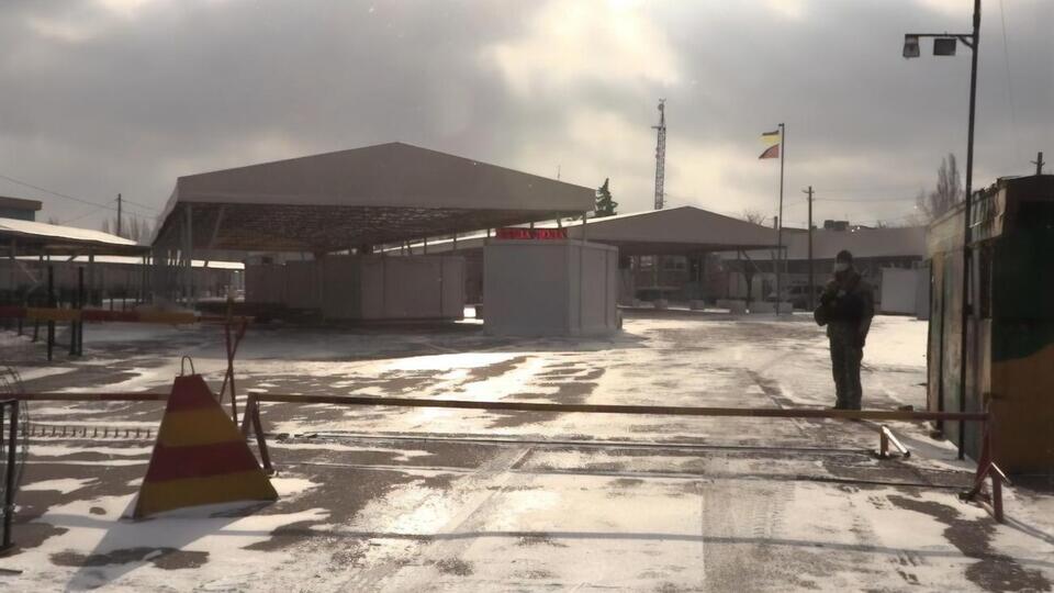 Щоб потрапити на підконтрольну українському уряду територію, людям доводиться займати чергу у спеціальних списках