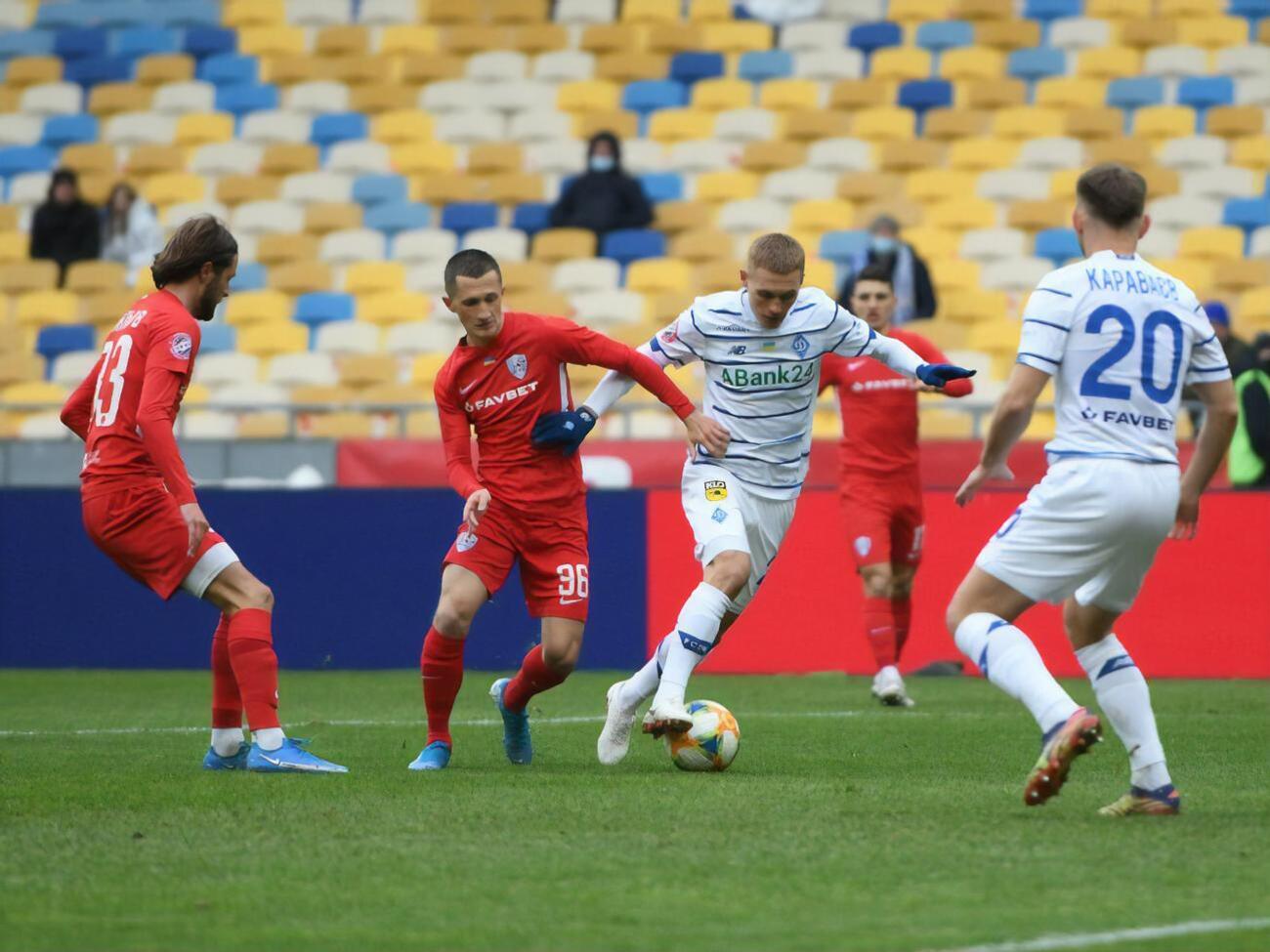 Динамовцы (в белых футболках) забили "Минаю" трижды