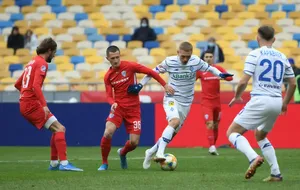 Динамовцы (в белых футболках) забили "Минаю" трижды