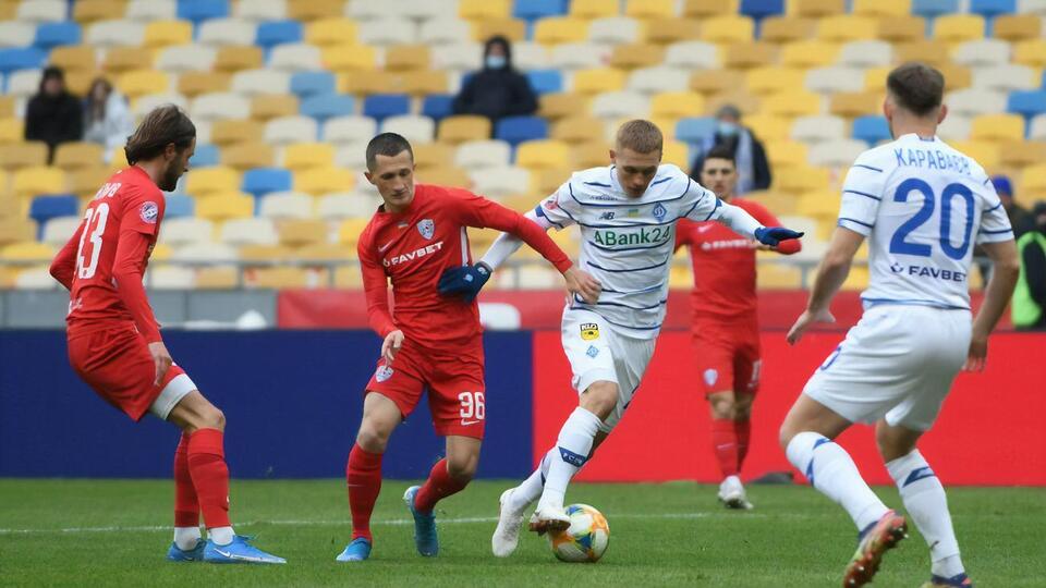 Динамівці (у білих футболках) забили "Минаю" тричі