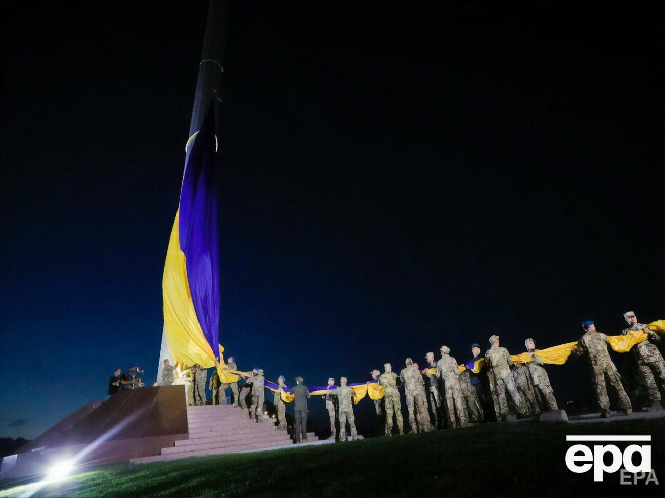 Висота флагштока для головного держпрапора України сягає 90 метрів