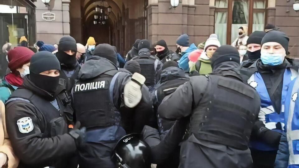 Задерживали тех, кто мешал женщинам