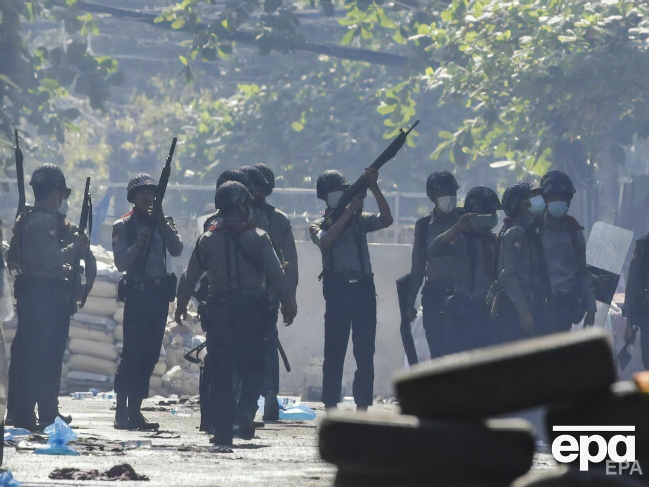 Во время протестов в Мьянме погибло не менее 38 человек