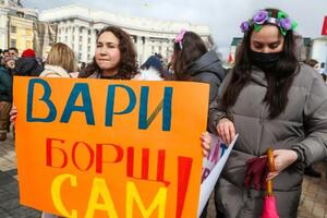 "Вари борщ сам". У Києві відбувся марш за права жінок. Фоторепортаж