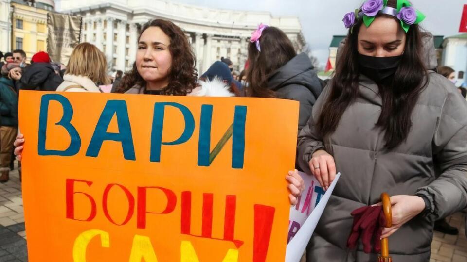 "Вари борщ сам". У Києві відбувся марш за права жінок. Фоторепортаж