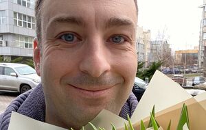 Встретил пацана с двумя букетиками. Он сэкономил, чтобы первым сегодня поздравить маму и бабушку. Это кайф. А он еще и за свои гуляет!