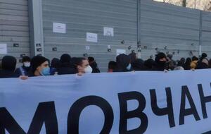 Протестующие развернули баннер "Молчание держит за решеткой"