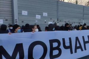 Протестующие развернули баннер "Молчание держит за решеткой"