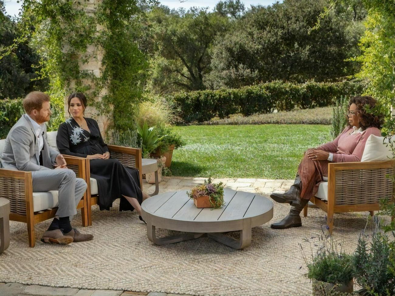 Принц Гаррі та його дружина Меган розповіли Вінфрі, яким було їхнє життя в королівській родині Великобританії