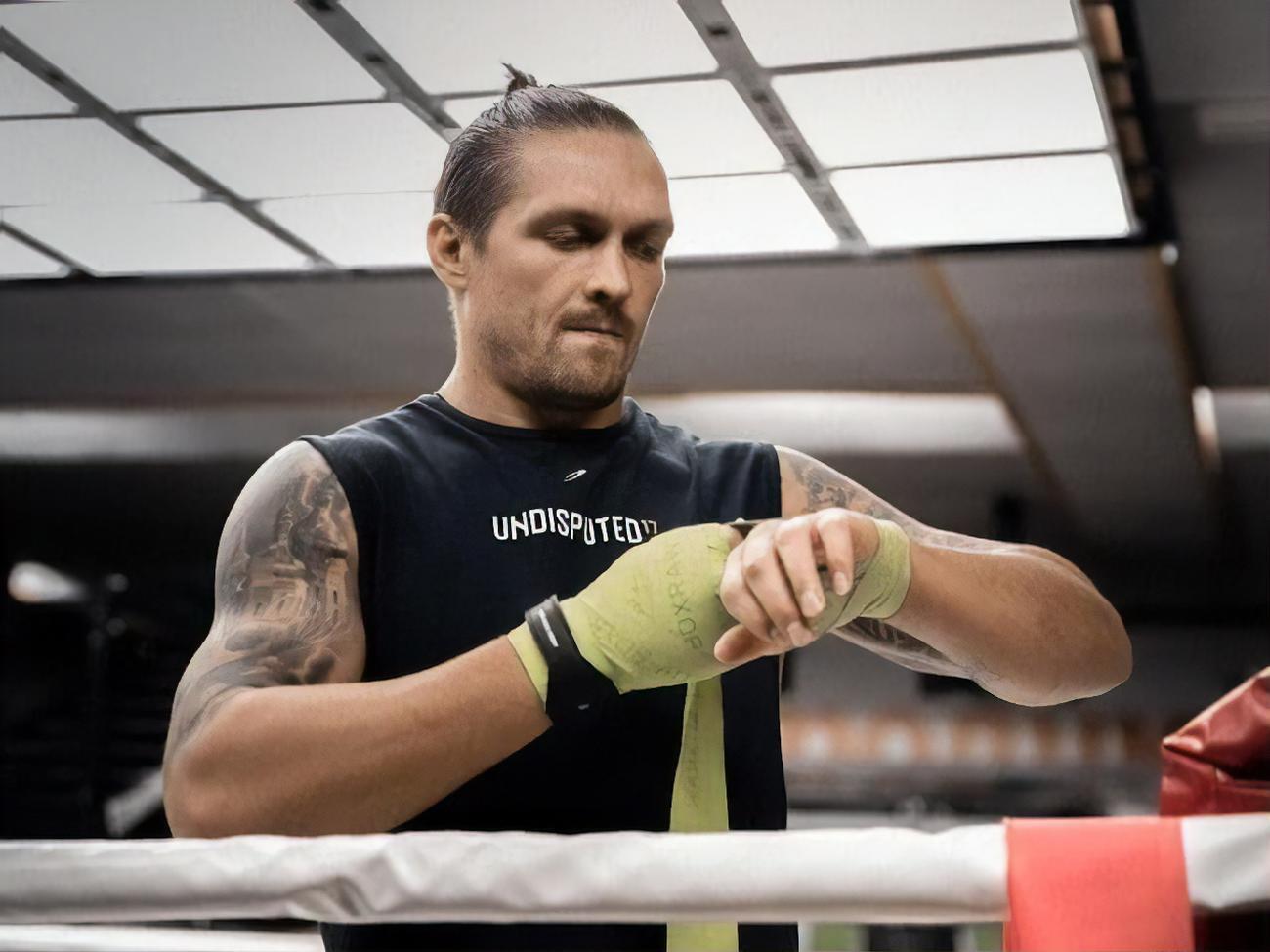 Усик готовится к бою с британцем