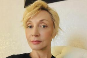 Орбакайте надела платье, подчеркивающее фигуру