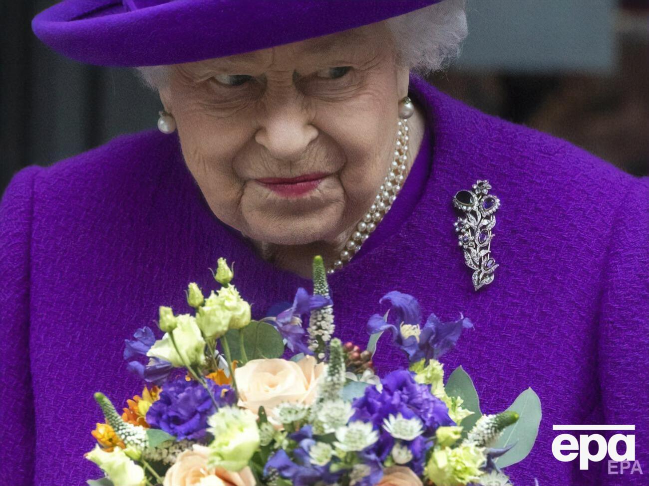 Єлизавета II не підписала заяви Букінгемського палацу про те, що представники королівської родини, як і раніше, ставляться до принца Гаррі та його дружині з любов'ю