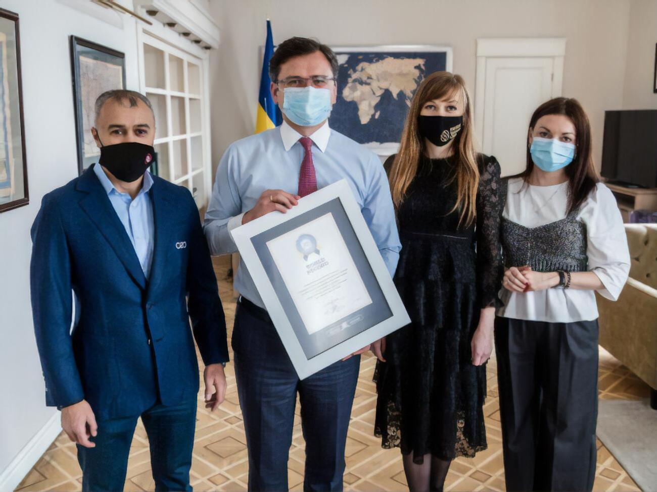 Україна там, де Шевченко, зазначив глава МЗС України Дмитро Кулеба (у центрі на фото)