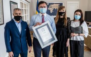 Україна там, де Шевченко, зазначив глава МЗС України Дмитро Кулеба (у центрі на фото)