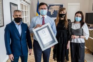 Україна там, де Шевченко, зазначив глава МЗС України Дмитро Кулеба (у центрі на фото)