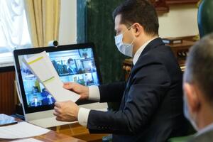 Зеленський: Ми маємо надати більше можливостей людям отримати перші дози вакцини