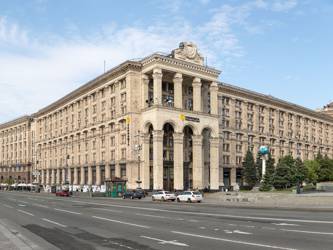У будівлі на Хрещатику працює приблизно 1000 співробітників центрального апарату управління "Укрпошти"