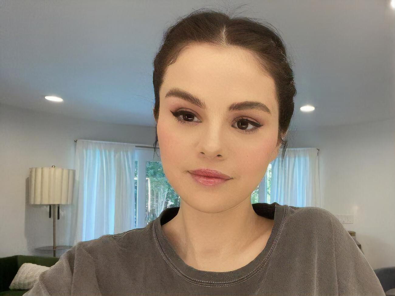 Карьеру певицы Гомес начала в 2012 году