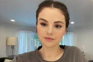 Карьеру певицы Гомес начала в 2012 году