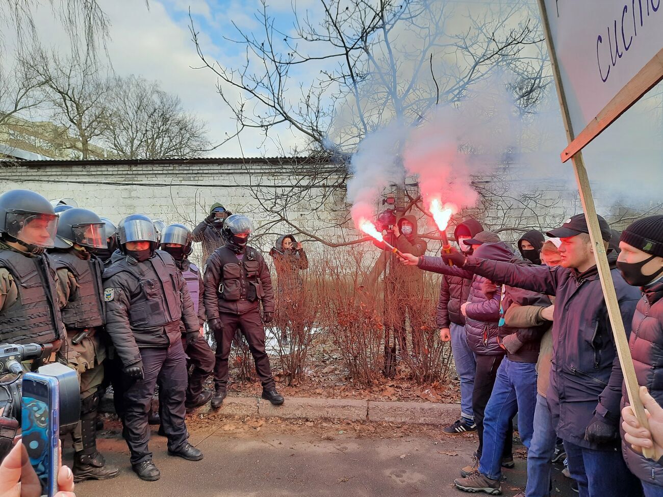 Під час сутичок і перед ними мітингувальники використовували фаєри