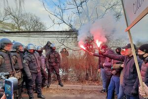 Під час сутичок і перед ними мітингувальники використовували фаєри