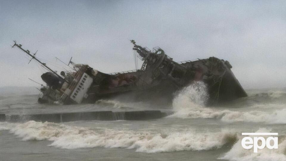 Танкер Delfi затонул возле пляжа в Одессе во время шторма в ноябре 2019 года