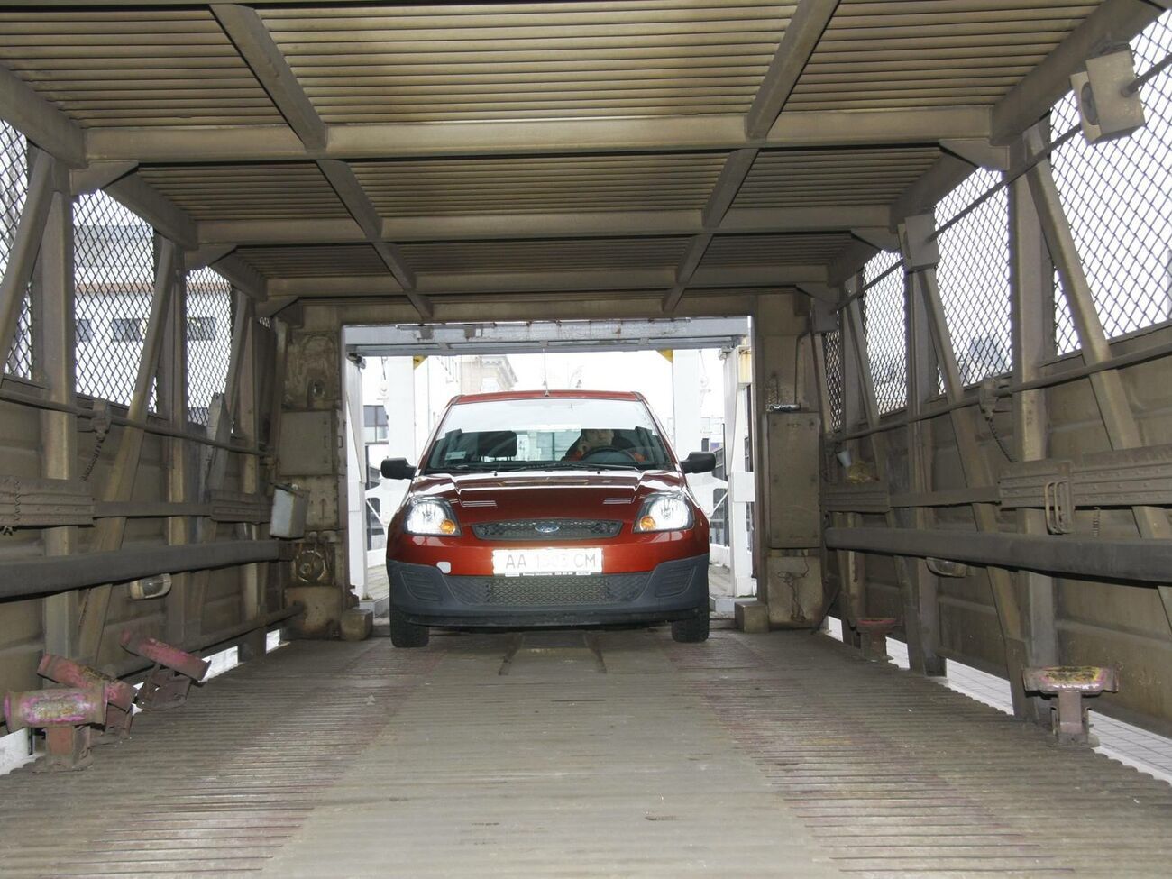 Грузовместимость одного вагона для перевозки автомобилей &ndash; 12 тонн