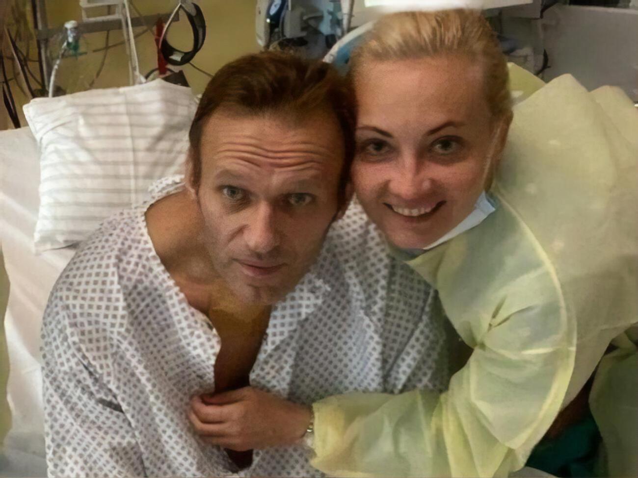 Навальний із дружиною у клініці "Шаріте"