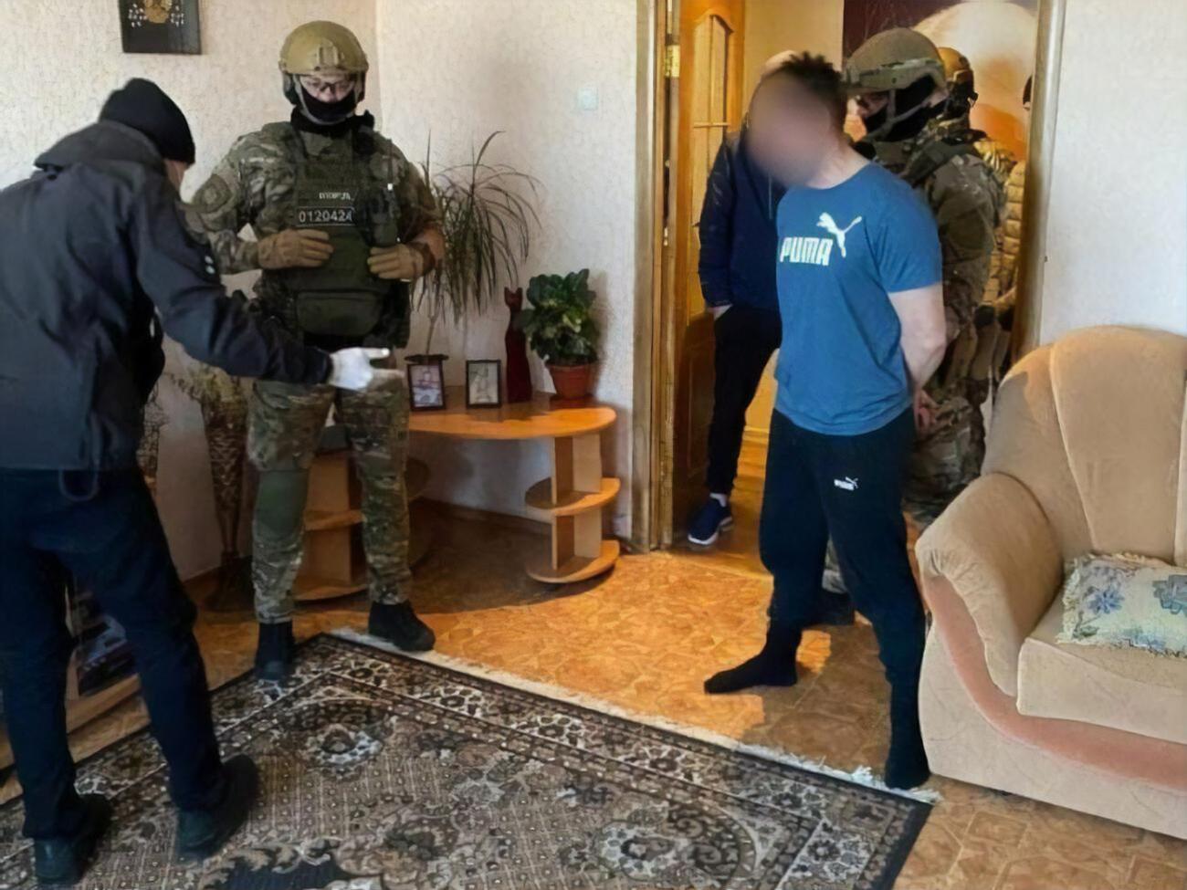 Задержали мужчину в его квартире