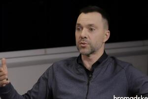 По словам Арестовича, делегация России в ТКГ отвергла два предложения о прекращении огня на Донбассе