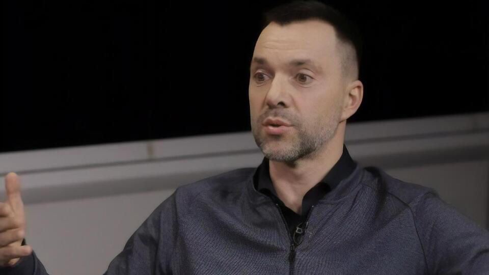 По словам Арестовича, делегация России в ТКГ отвергла два предложения о прекращении огня на Донбассе
