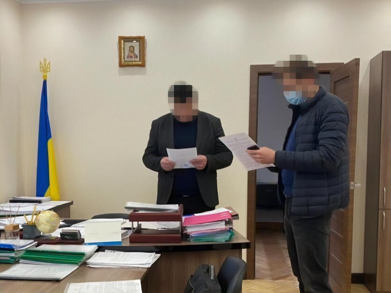 За даними СБУ, під час обшуків правоохоронці виявили документи, що підтверджують протиправну діяльність фігурантів